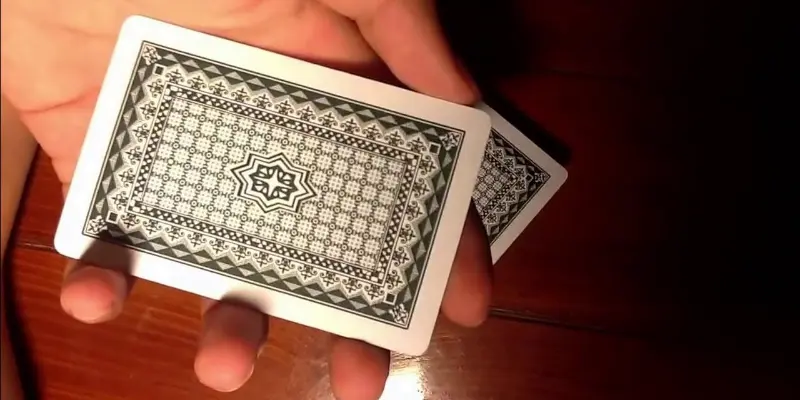 Tìm hiểu về cách nhận biết lá bài từ mặt sau