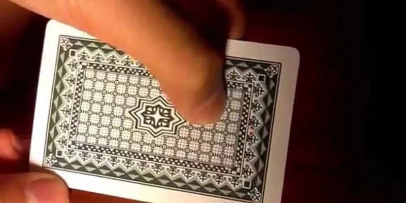 Các ưu điểm khi quan sát lá bài từ mặt sau