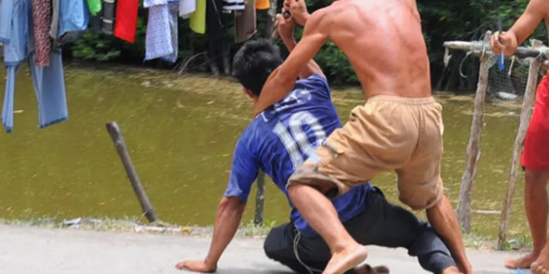 Giấc mơ thấy mình đánh nhau với người lạ